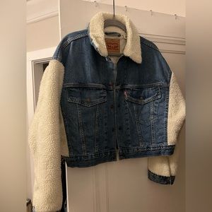 NWOT Levi Trucker crop jacket